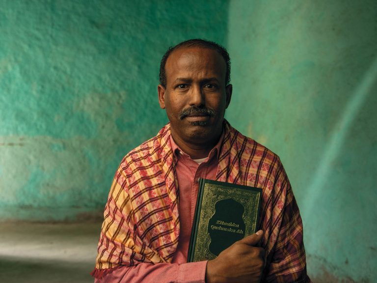 Somalilainen mies pitelee Raamattua