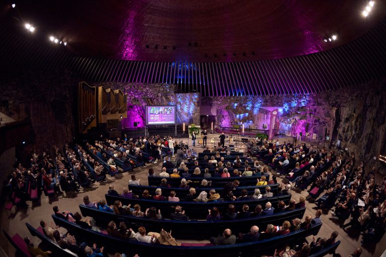 Temppelinaukion kirkossa ihmisiä