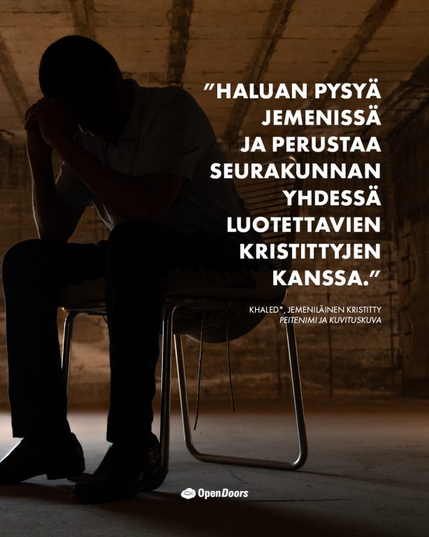 Khaled seuraa Jeesusta vaikeissa olosuhteissa Khaled on jemeniläiskristitty ja yksi heistä, joita Open Doorsin ystävien rukoukset ja lahjoitukset auttavat. Khaled löysi Jeesuksen internetin kautta — ja on kärsinyt hyvin todellisista seurauksista päätöksestään seurata Jeesusta. Open Doorsin yhteistyökumppanit ovat opettaneet Khaledia netissä, ja tällä hetkellä hän on mukana opetuslapseusohjelmassa. Hän saa ohjausta toisessa maassa asuvalta pastorilta, joka myös on Open Doorsin kumppani ja joka näkee Khaledissa potentiaalisen johtajan Jemenin seurakunnalle. "Jumalan kanssa voimme tehdä mitä tahansa", Khaled sanoo. "Rukoilkaa Jemenin kristittyjen puolesta, että he kasvavat uskossaan ja että maani ihmiset tulevat tuntemaan Jeesuksen." Yksi opetuslapsi kerrallaan. Näin rakennamme seurakuntaa Jemenin kaltaisissa paikoissa. Kiitos tuestanne! #Jemen #rukouspyyntö #VainotutKristityt #uskonnonvapaus #kristinusko