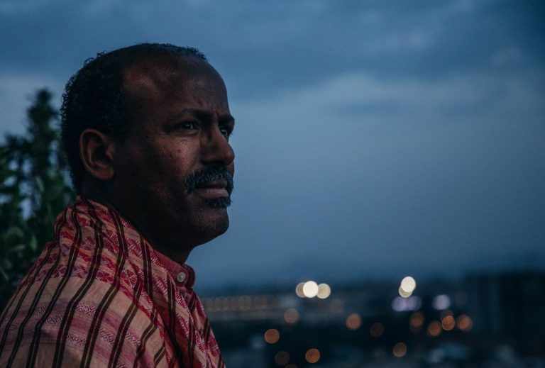 Afrikkalainen mies hämärässä.