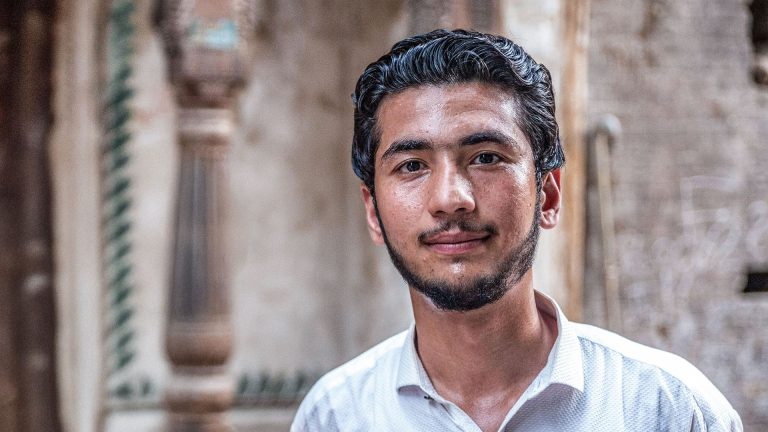 Nuori tummahiuksinen ja -partainen mies.