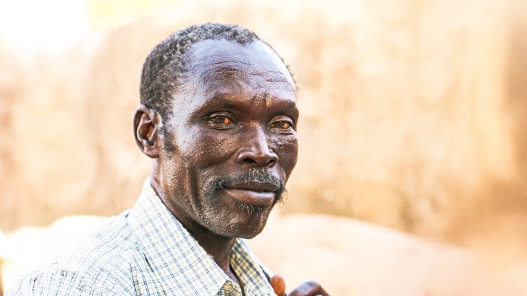 Afrikkalainen mies vakava ilme kasvoillaan.