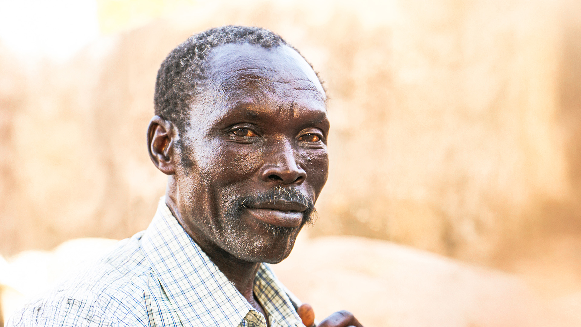 Afrikkalainen mies vakava ilme kasvoillaan.