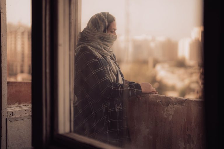 Afgaaninainen parvekkeella.