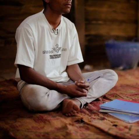 Aiemmin lukutaidoton Lid opettaa nyt lapsille Jumalasta Laosissa