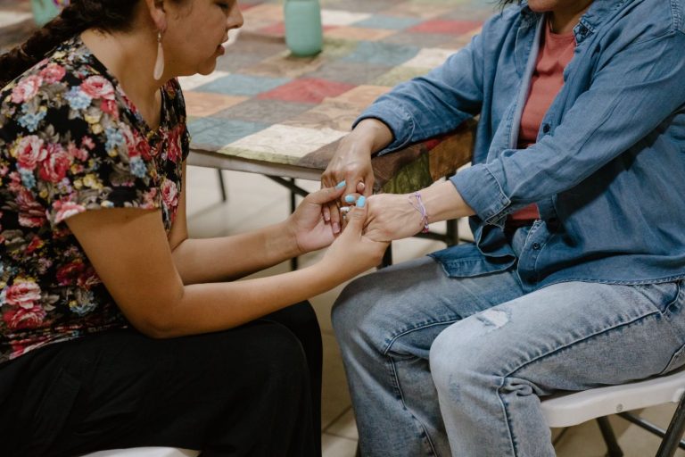 Meksikolaiset naiset rukoilevat yhdessä.