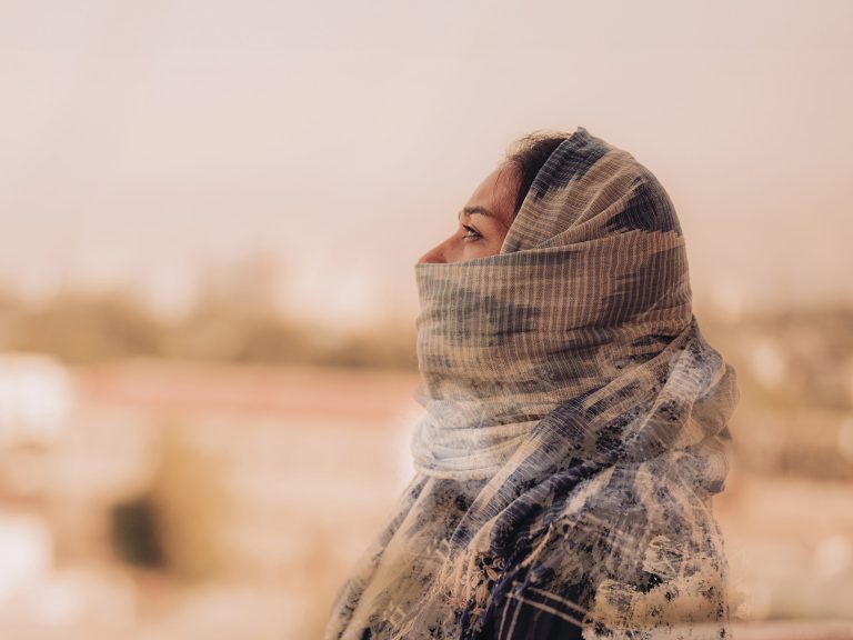 Ariana katsoo taivaalle.