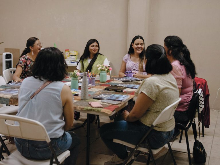 Meksikolaisia naisia tapaamassa toisiaan.