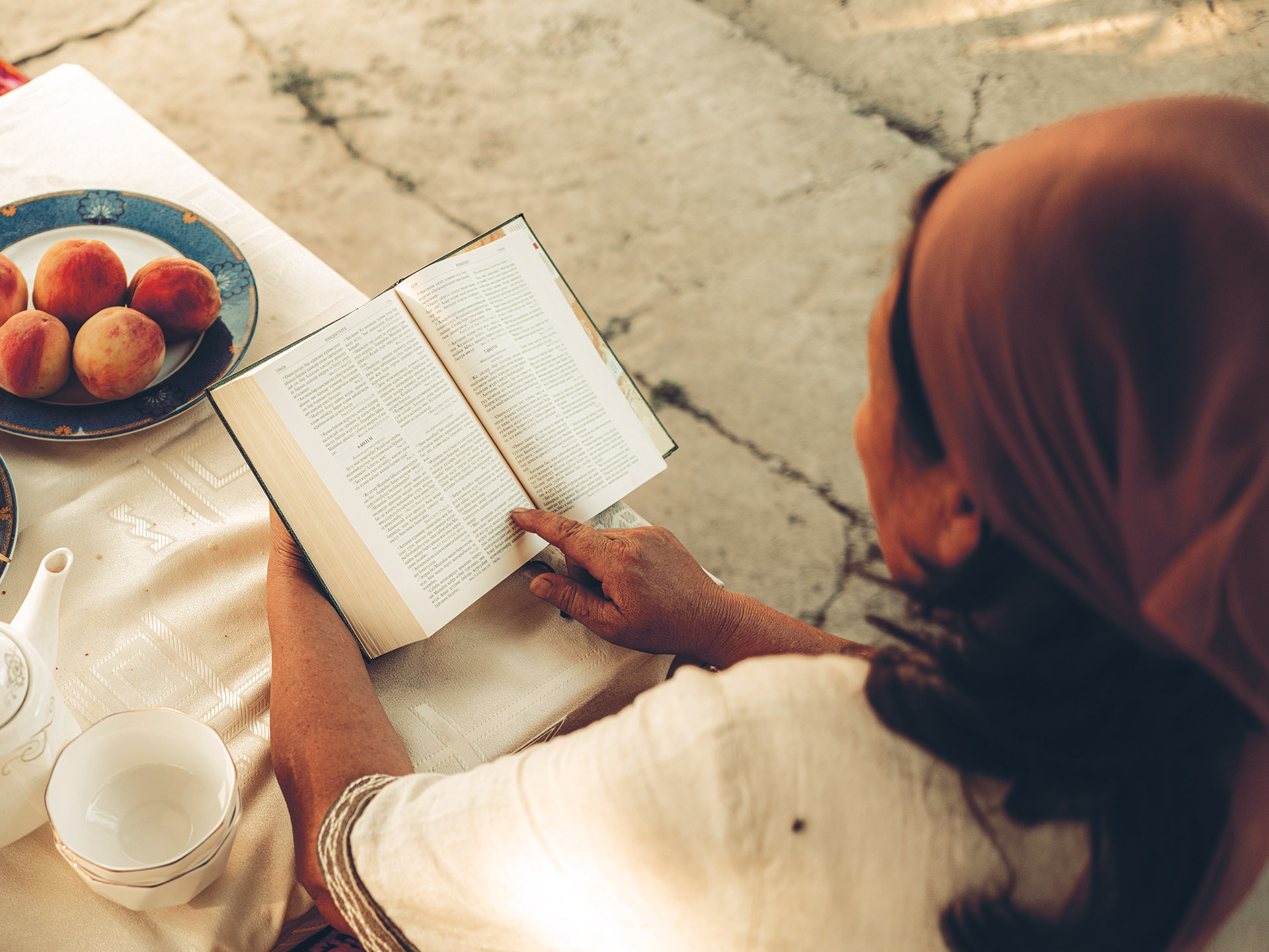 Nainen keski-idästä lukee Raamattua