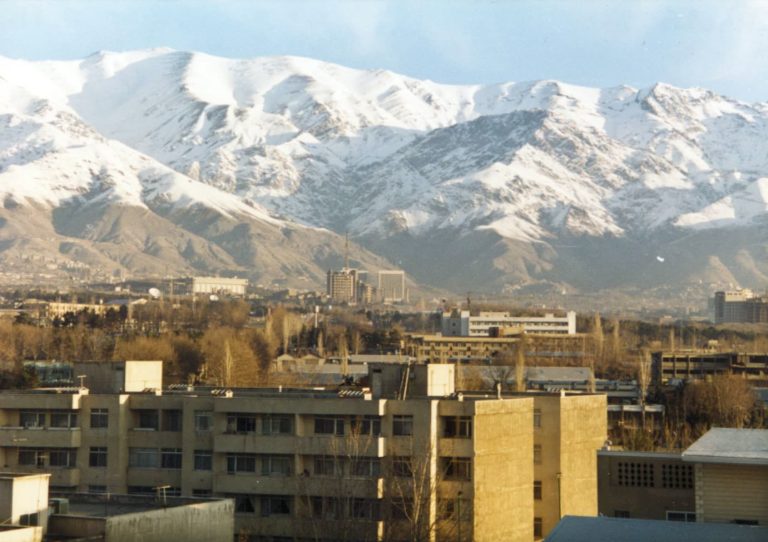 Kaupunki, taustalla lumihuippuisia vuoria.