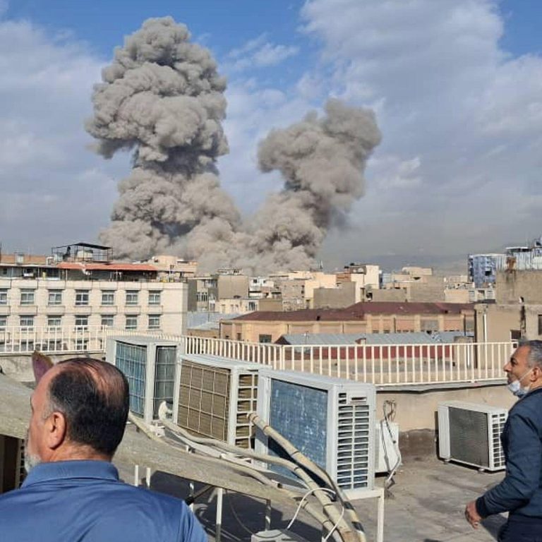 Kuva: Alamy. Ihmisiä seuraa helmikuun 2026 pommitusta Iranissa.