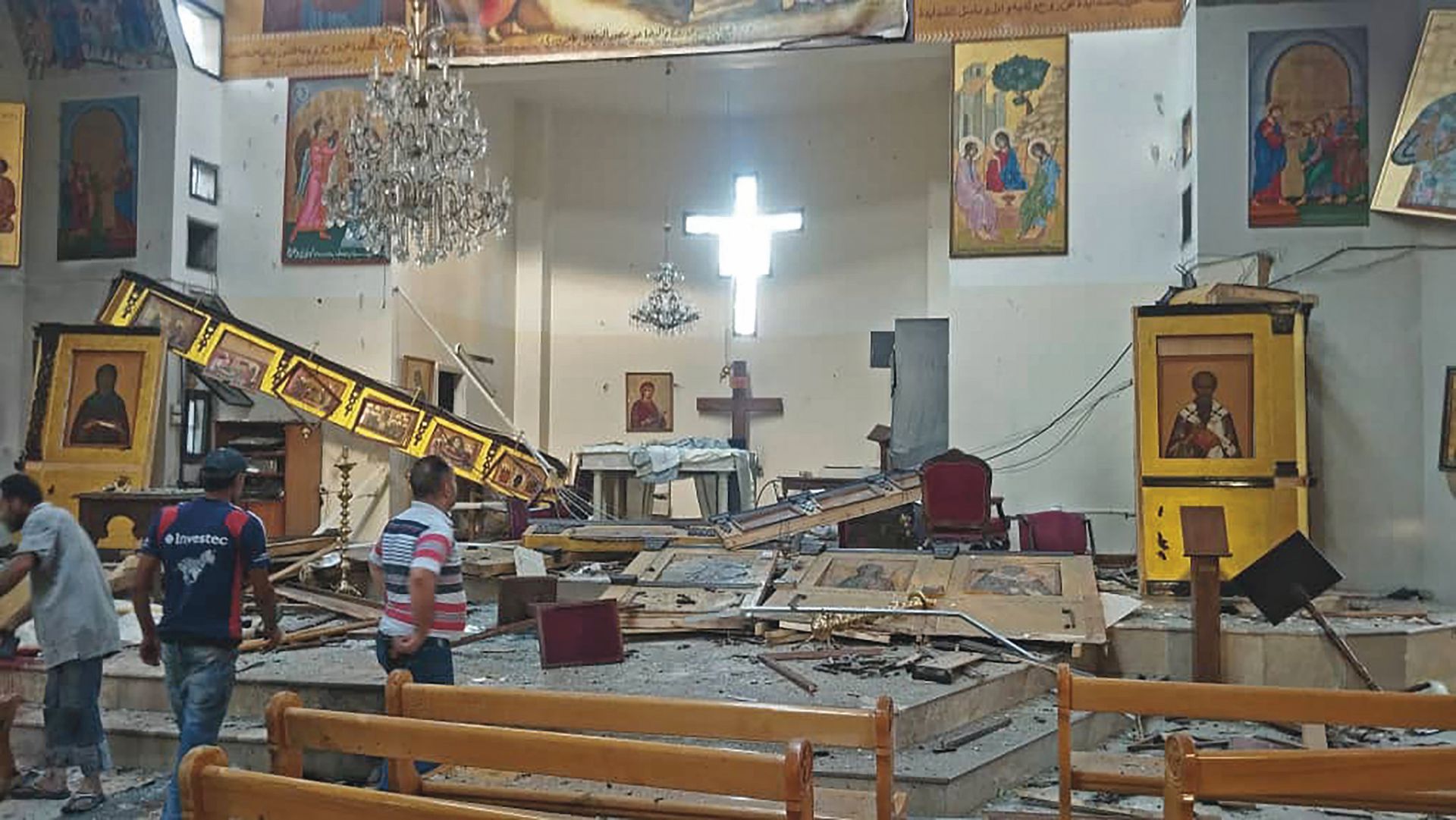 Kirkkosali pommi-iskun jälkeen.