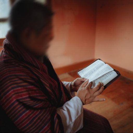 Bhutanilainen Dorji kantaa ristiään ilolla